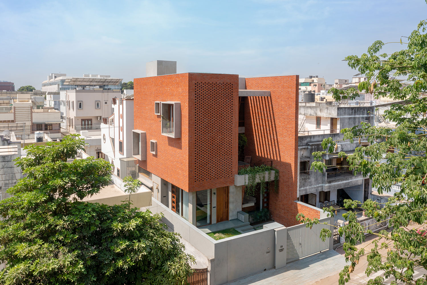THE FLOATING COURTYARD