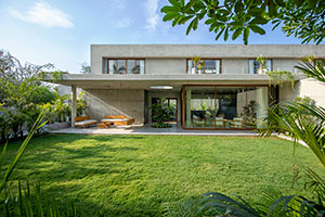 HOUSE OF CONCRETE WALLS